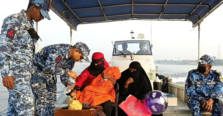 অসুস্থ শিশুকে জরুরি চিকিৎসা দিচ্ছে কোস্ট গার্ড